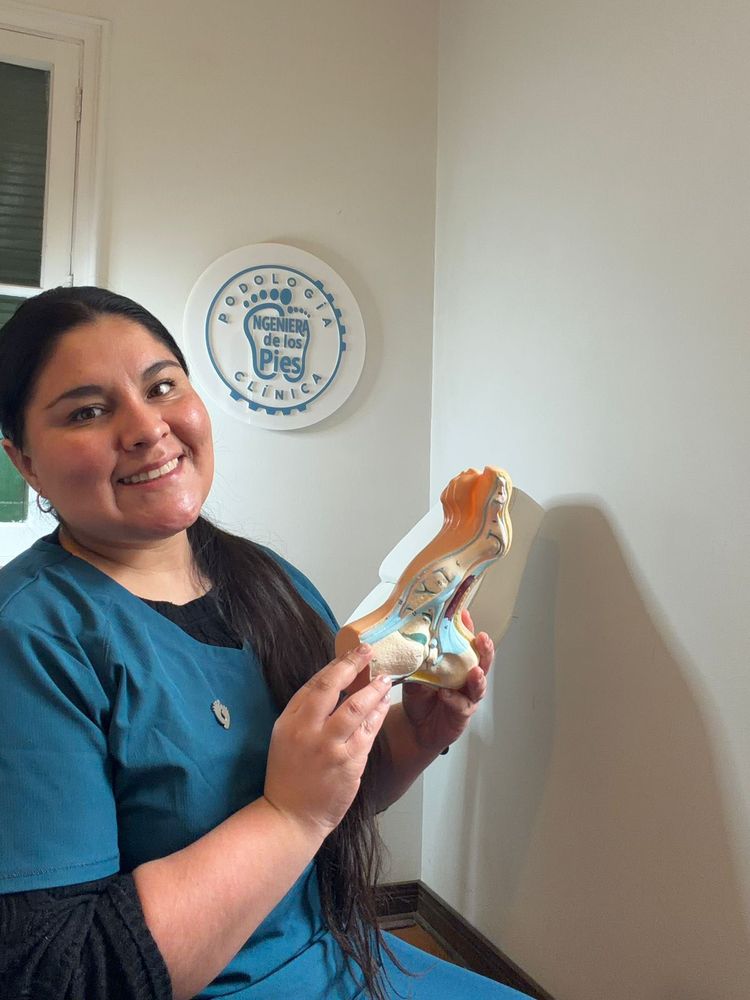 Carolina Cepeda con un modelo anatómico del pie en su consulta de Escuela Militar